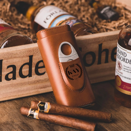 Étui à cigare en similicuir cognac, initiales couronnées et date gravées, coupe-cigare dans sa poche