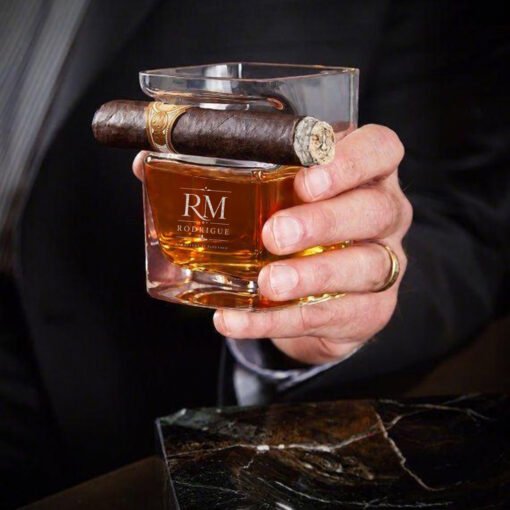 Verre à whisky porte-cigare, modèle « Initiales privées », vue 1 — exemple de personnalisation.