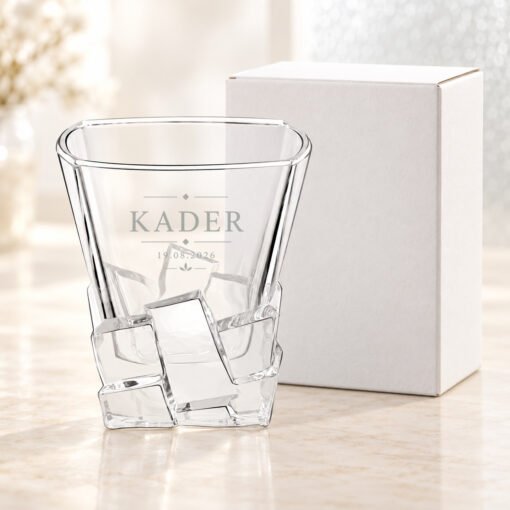 Verre à whisky Iceberg, modèle « Prénom minimaliste », vue 1 — exemple de personnalisation.