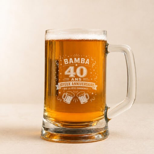 Chope à bière avec anse, modèle « Anniversaire festif », vue 2 — exemple de personnalisation.